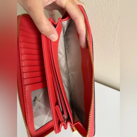 Michael Kors Jet Set Travel Large Logo
Continental Wristlet - Picture 5 of 10